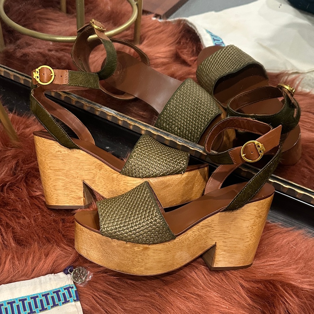 Tory Burch Camilla platform sandals in olive green textured calf hair upper Sz 9
